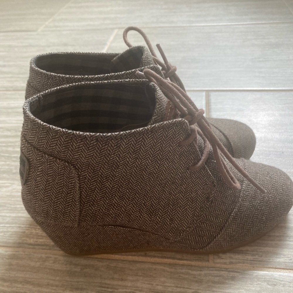 EUC Toms Wedge Booties